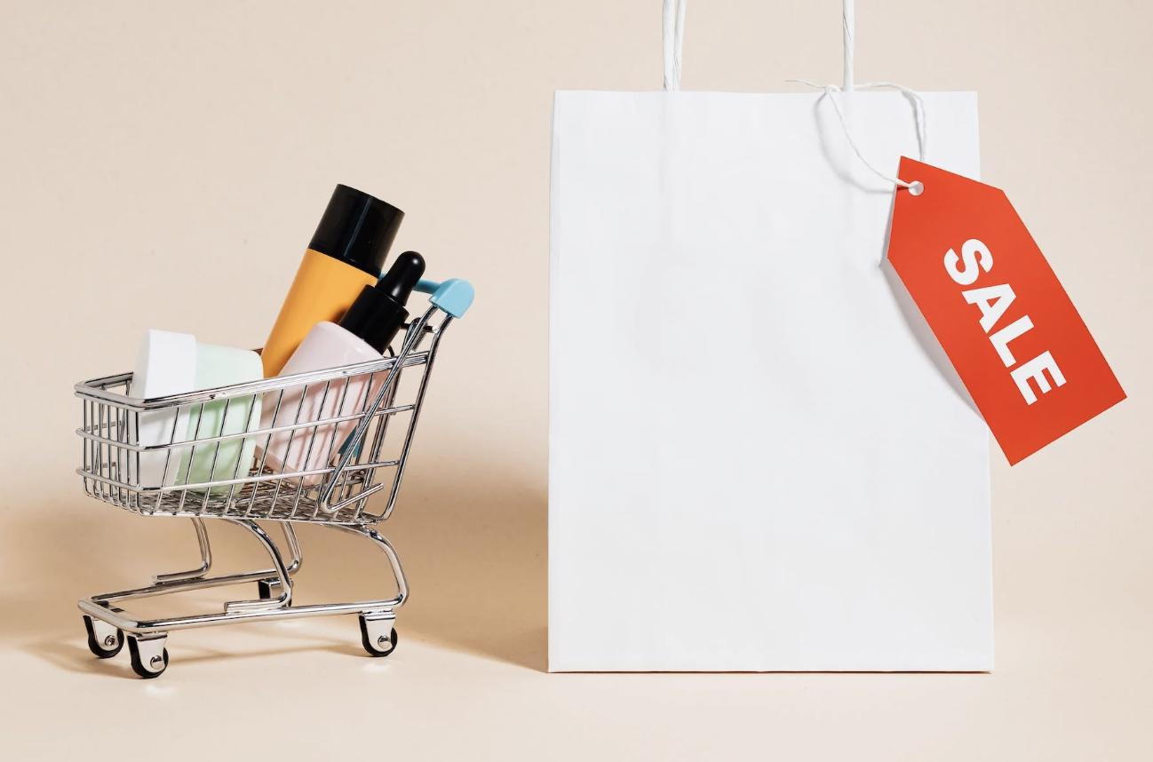 Источник: pexels https://www.pexels.com/photo/shopping-cart-next-to-a-shopping-bag-5650040/